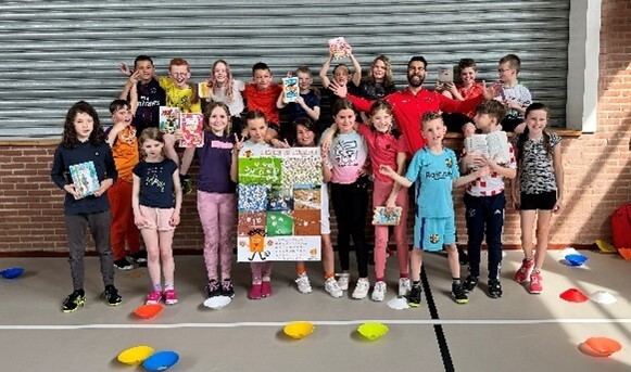 Groepsfoto van een klas die deelneemt aan het project "Lezen is scoren''